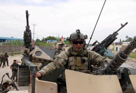 Afghan security forces arrive for battle with the Taliban in Kunduz province, Afghanistan, April 16, 2016. REUTERS/Stringer