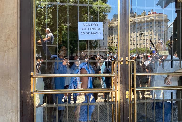 Los hinchas en el empalme con paseo del bajo