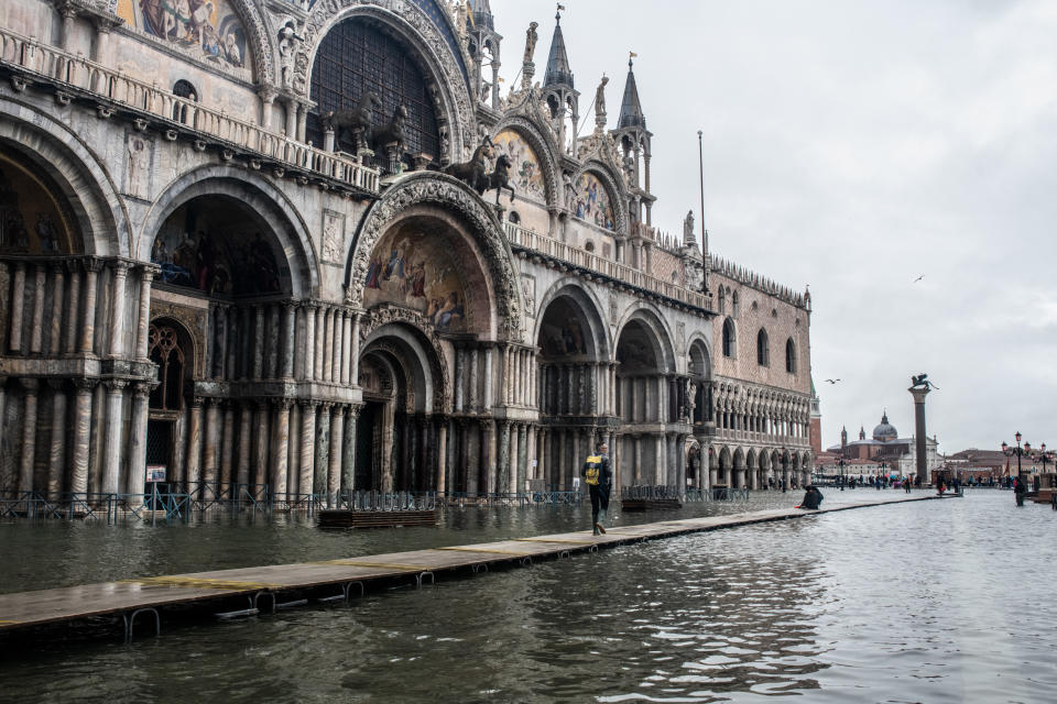 L'Amministrazione comunale di Venezia presenterà richiesta di stato di crisi alla Regione Veneto. Il sindaco Brugnaro: "Tutti i cittadini e le imprese raccolgano materiale utile a dimostrare i danni subiti con fotografie, video, documenti o altro nei prossimi giorni comunicheremo le modalità precise per la richiesta di contributo". Disposta intanto la chiusura delle scuole di Venezia e isole di ogni ordine e grado. (Photo by Giacomo Cosua/NurPhoto via Getty Images)