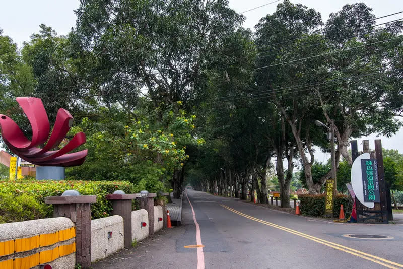 ▲古坑綠色隧道兩旁種植好幾顆50年歷史的芒果樹，讓整條路形成天然的綠色隧道，綿延2公里長。（圖／取自觀光署網站）