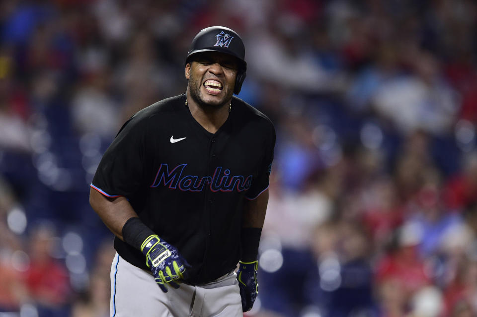 El venezolano Jesús Aguilar, de los Marlins de Miami, hace una mueca tras ser golpeado por un pitcheo de Mauricio Llovera, relevista de los Filis de Filadelfia, en el segundo juego de una doble función, el viernes 16 de julio de 2021 (AP Foto/Derik Hamilton)