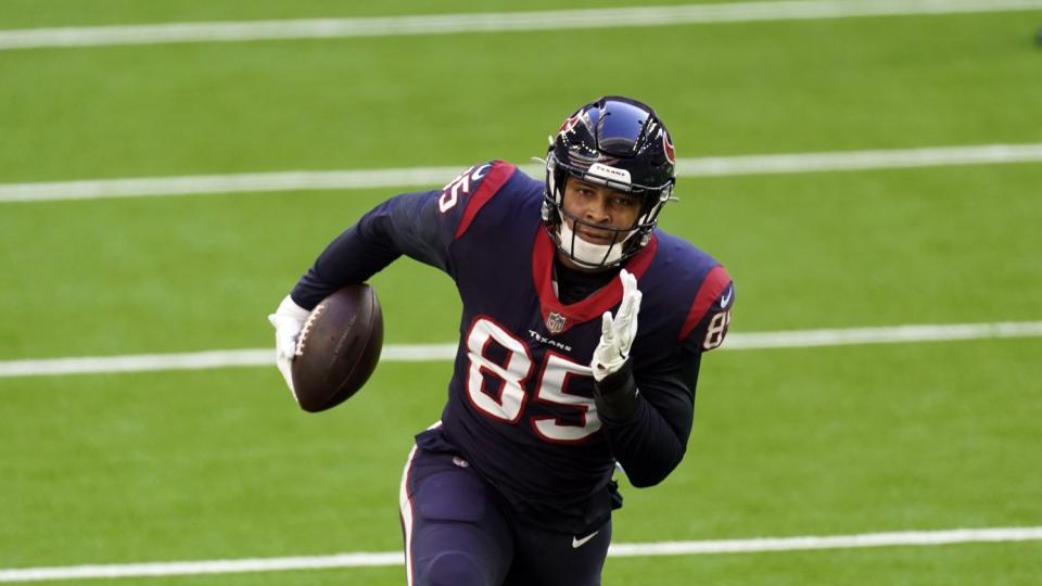 Houston Texans tight end Pharaoh Brown catches a pass.