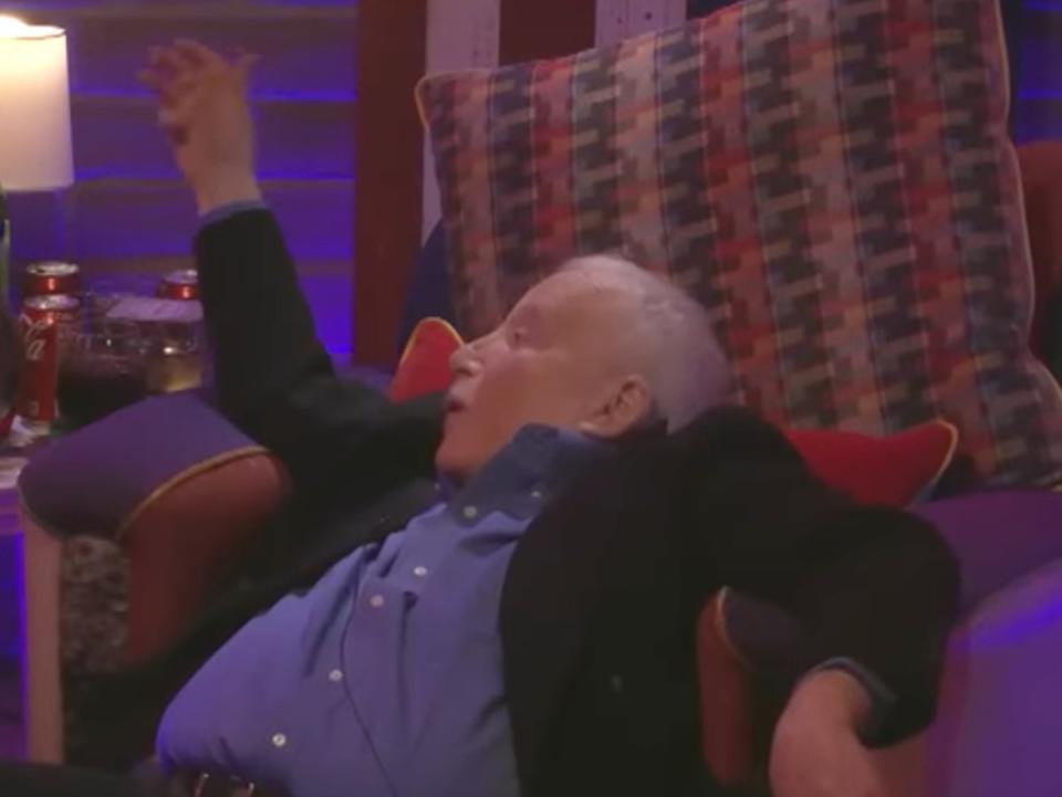 Richard Dreyfuss slipped off his chair – and remained in position (YouTube)