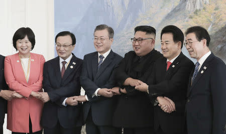 South Korean President Moon Jae-in and North Korean leader Kim Jong Un pose for photographs with South Korean delegation after a luncheon in Pyongyang, North Korea, September 19, 2018. Pyeongyang Press Corps/Pool via REUTERS