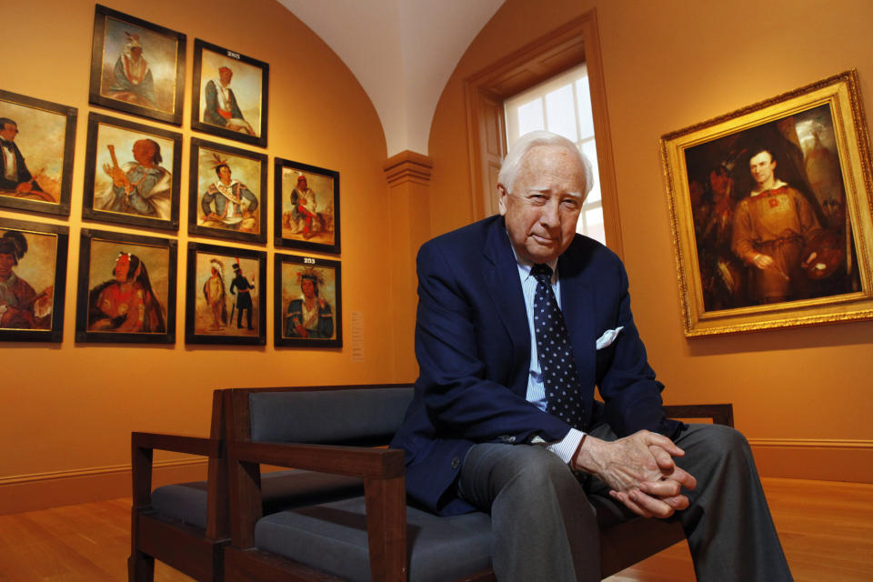 ARCHIVO - El historiador y autor David McCullough posa junto a obras de arte de George Catlin, uno de los artistas incluídos en su libro "The Greater Journey" en la Galería Nacional de Retratos en Washington el 13 de mayo de 2011. McCullough, el autor galardonado con el Pulitzer quien escribió del Puente de Brooklyn a los presidentes John Adams y Harry Truman, convirtiéndose en uno de los historiadores más populares e influyentes de su época, ha muerto. Tenía 89 años. (Foto AP/Jacquelyn Martin, archivo)