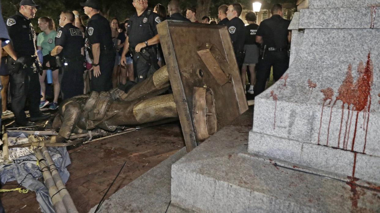 «Silent Sam» wurde vom Sockel gestoßen. Foto: Gerry Broome/AP