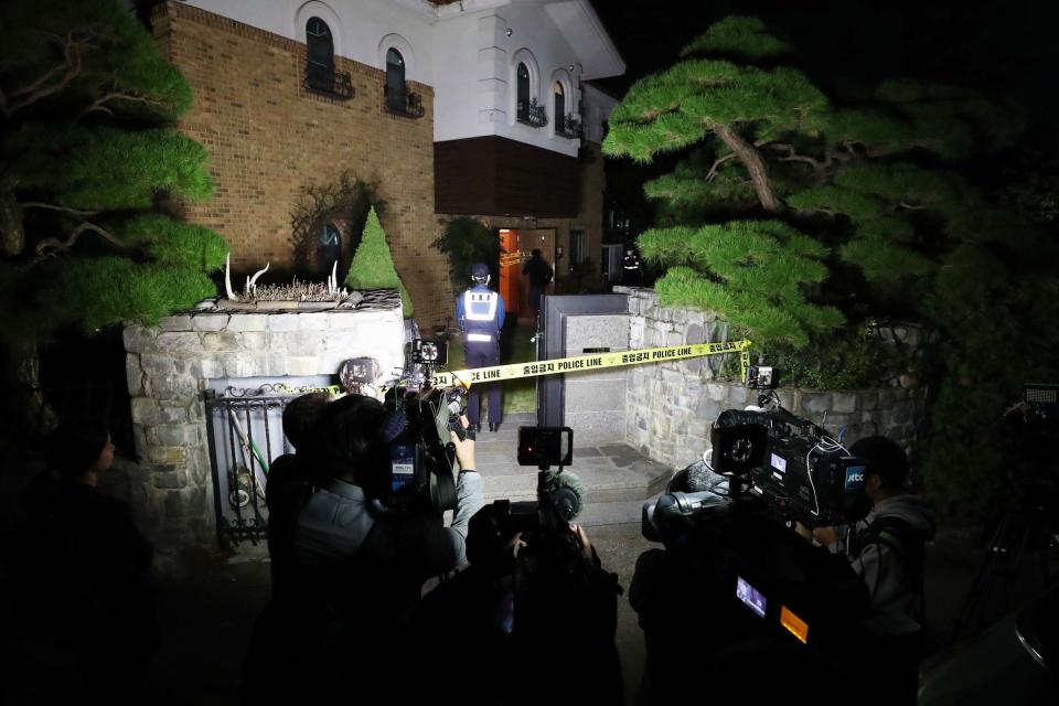 Police cordon off Sulli's house in Seongnam, where she was found dead on Monday (YONHAP/AFP via Getty Images)