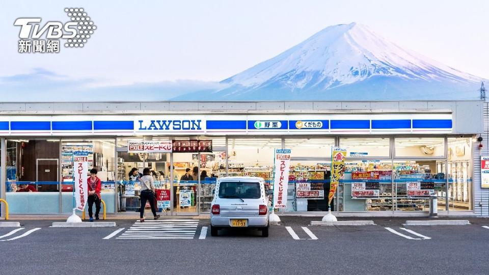 在河口湖車站LAWSON超商前，可以拍到美麗的富士山景色。（示意圖／Shutterstock達志影像）