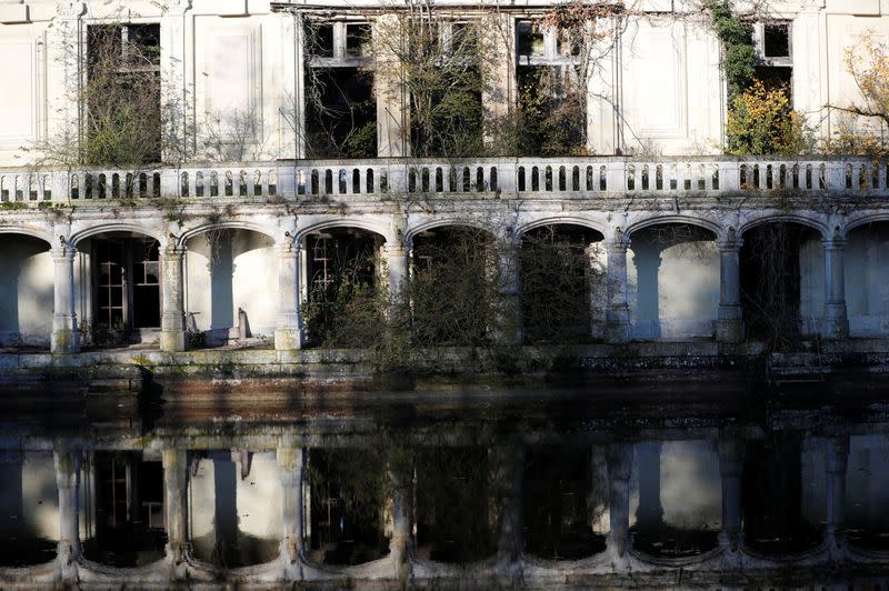 French "fairytale" Chateau with 25.000 owners prepares to celebrate Christmas