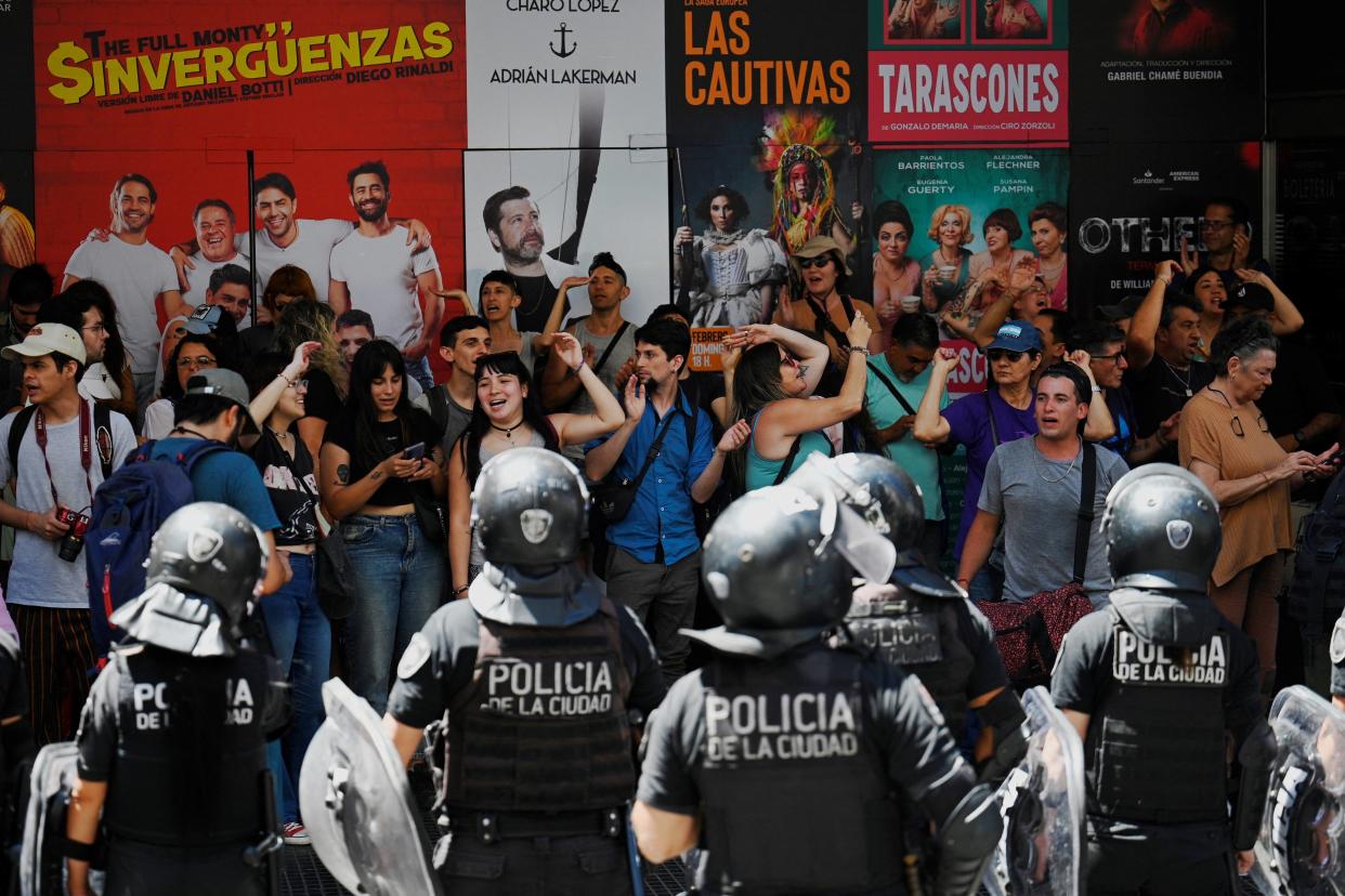 Des manifestants à Buenos Aires devant la police lors d’une manifestation contre les réformes de Javier Milei, le 27 décembre 2023.