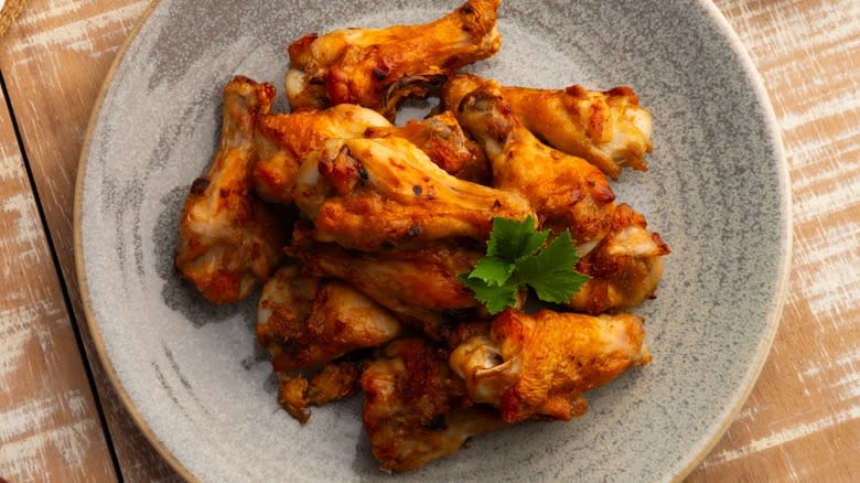 Overview of chicken wings on a plate