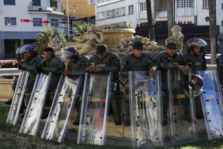 Guardia policial en las calles de Caracas, Venezuela. (AP/Cristian Hernandez)