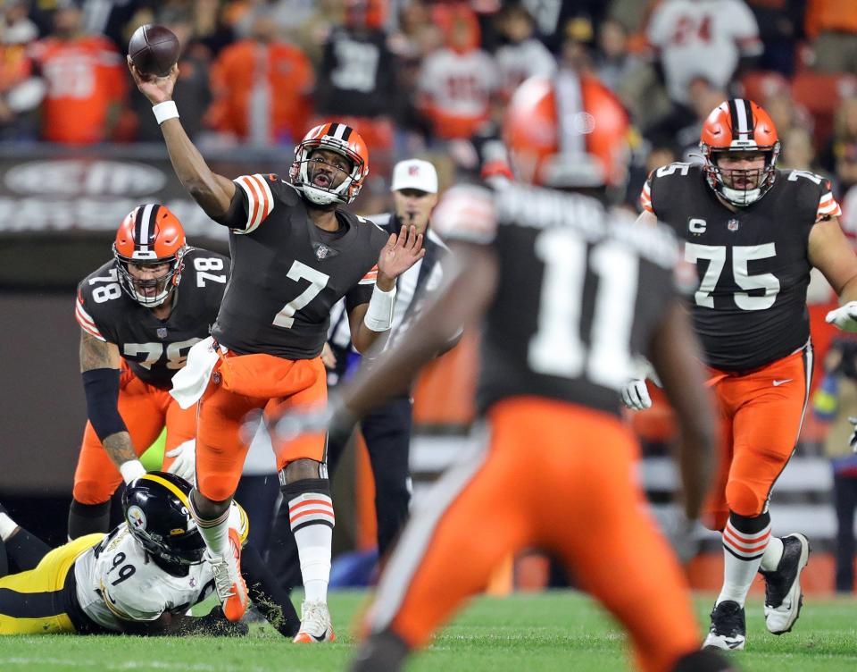 Cleveland Browns quarterback Jacoby Brissett (7) looks downfield for receiver Donovan Peoples-Jones (11) during the first half against the Pittsburgh Steelers.