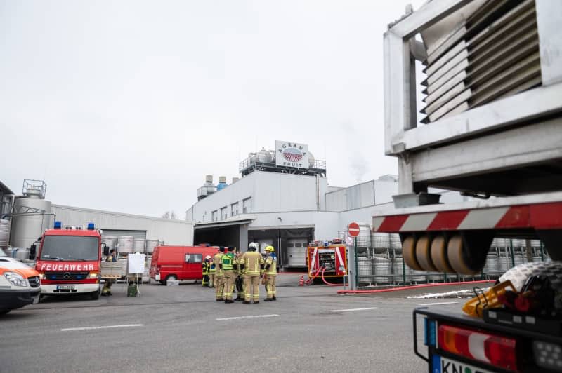 Firefighters work to secure the hazardous goods container after a chemical accident in Constance. Silas Stein/dpa