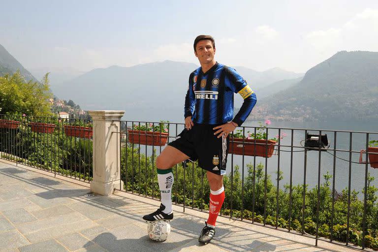 Producción especial de Zanetti para LA NACION, con el lago de Como de fondo, en 2011, cuando legó a los 1000 partidos; vistió una prenda de cada equipo que representó: la camiseta de Inter, el short de la selección, una media de Banfield y otra de Talleres (RE) 