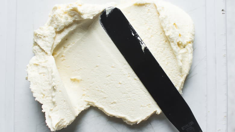 Spreading buttercream with a spatula