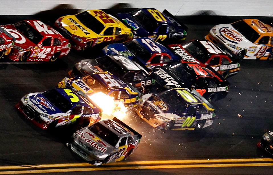Momento en el que un auto prende en llamas, al inicio de un accidente múltiple, en la carrera de NASCAR Sprint Cup Series Coke ZERO 400 en el Autódromo Internacional de Daytona, el 2 de julio, en Daytona, Florida. Jeff Zelevansky/Getty Images para NASCAR