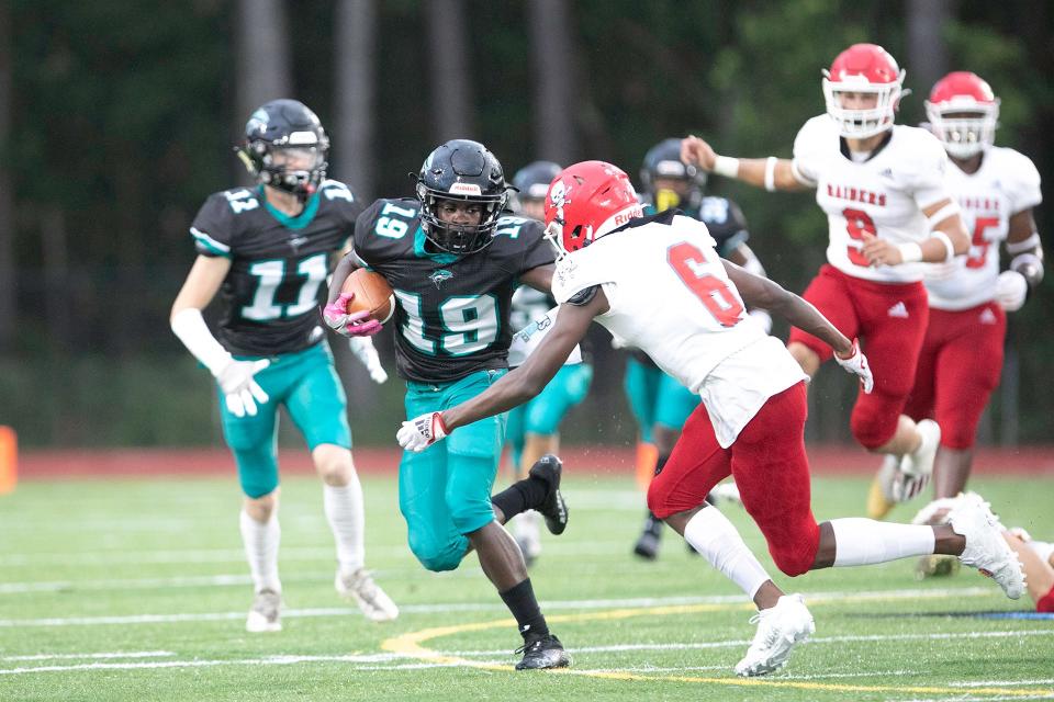 Jamari McIvory of Savannah Christian (No. 6) closes in to make a tackle against Roland Ferguson of Islands in a 2022 game.