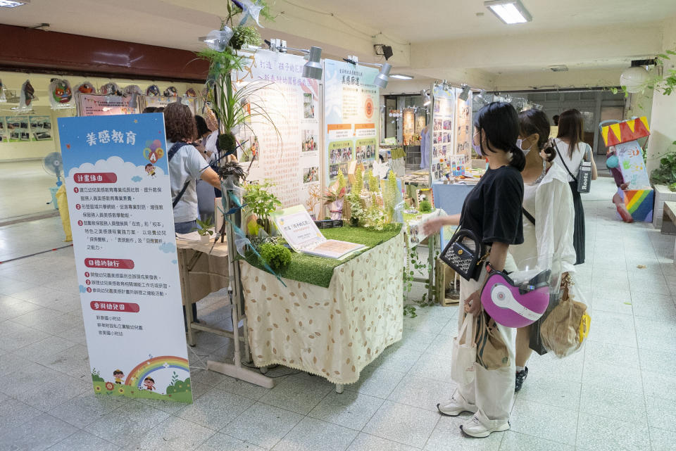 學員們於展區觀賞各園成果