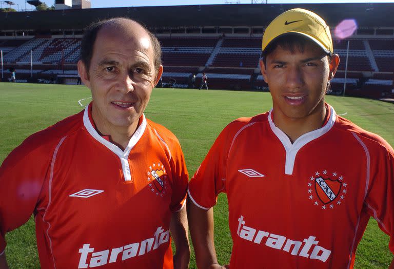 Ricardo Bochini junto a Sergio Agüero en una foto con motivo del Centenario del Club