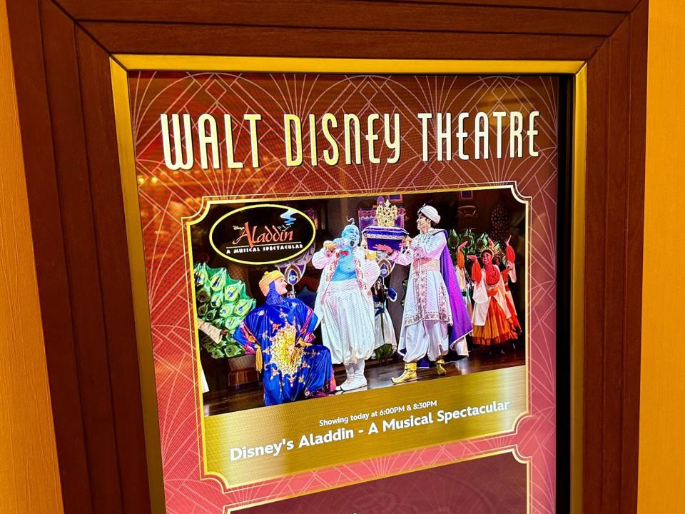Ein Schild mit der Aufschrift "Walt Disney Theatre" und einem Bild aus dem Musical "Aladdin".