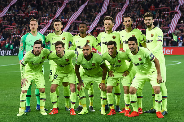 El FC Barcelona posa con el segundo uniforme de la temporada 2018-2019, en el partido por la Liga española, en el que visitó al Athletic Club, en Bilbao. / Foto: Yahoo Deportes.