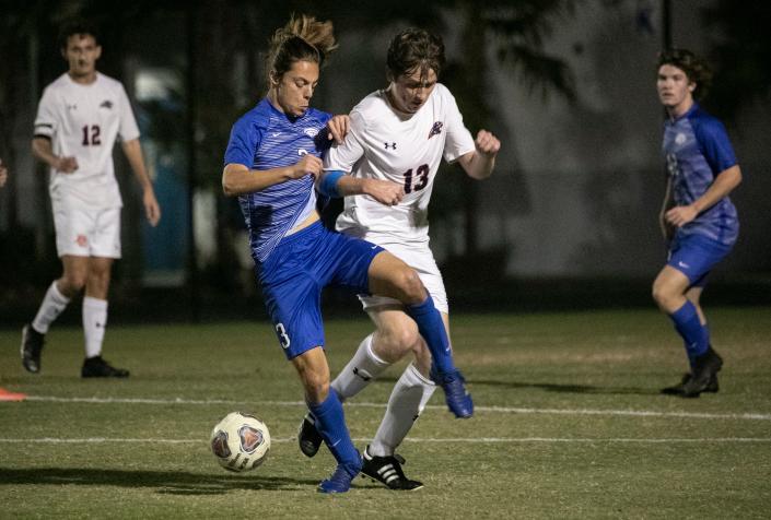 Sam Schoensee de Canterbury et David Thompson de Bradenton Christian entrent en collision lors de la finale régionale des garçons de classe 2A à Fort Myers le mardi 23 février 2021.