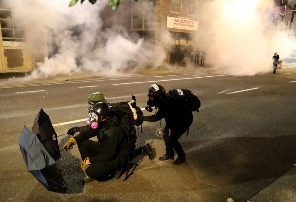 Demonstrators clash with Federal and Portland police at an Immigration and Customs Enforcement facility in Portland, Oregon, U.S. October 29, 2020. REUTERS/Goran Tomasevic     TPX IMAGES OF THE DAY