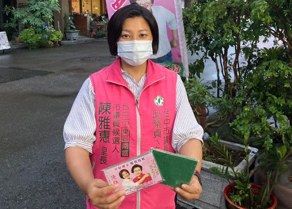 ▲台中市議員參選人陳雅惠，發送「菜瓜布」作為競選文宣小物，沒想到竟搞出烏龍，被網友誤認衛生紙。（圖/陳雅惠提供）