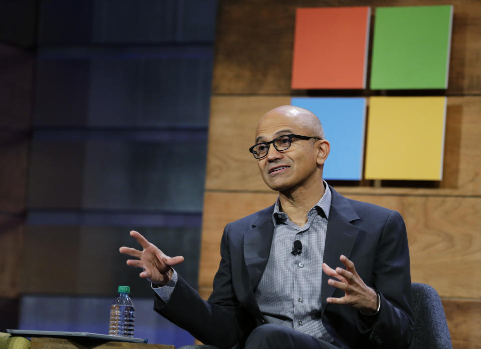 Microsoft Corp. CEO Satya Nadella hais lus Wednesday, Kaum Ob Hlis 2, 2015, ntawm Microsoft lub rooj sib tham txhua xyoo hauv Bellevue, Wash. (AP Photo/Ted S. Warren)