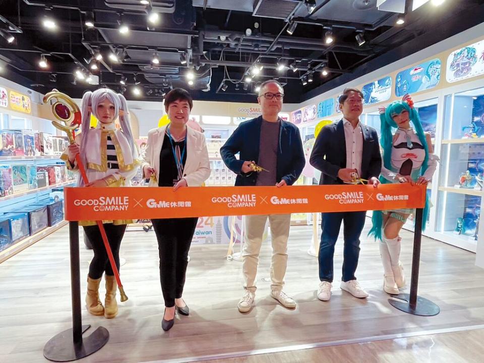 「GOOD SMILE COMPANY台灣旗艦店」進駐台北三創生活園區開幕與會貴賓合影；知名Coser－Neneko肉肉（扮成了《葬送的芙莉蓮》中的芙莉蓮）（左起）、三創生活總經理賴寶月、GOOD SMILE COMPANY董事上村貴夫、GAME休閒館王碁企業總經理李界霖、知名Coser－喬喬兒（以初音未來GT計畫專用角色的造型現身）。圖／李翊榛