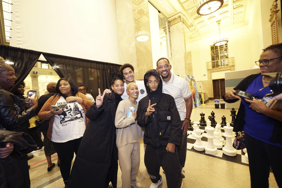 En esta fotografía proporcionada por la biblioteca pública Enoch Pratt de izquierda a derecha, Willow Smith, Trey Smith, Jada Pinkett Smith, Jaden Smith y Will Smith en la biblioteca en Baltimore el miércoles 18 de octubre de 2023. Will Smith acompañó a Jada Pinkett Smith en la presentación de su libro de memorias. (John Cassini /Enoch Pratt Free Library vía AP)