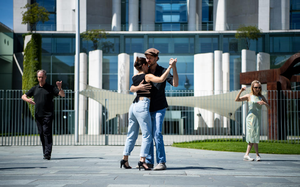 03.06.2020, Berlin: Tänzerinnen und Tänzer tanzen anlässlich des Aktionstages "Weltkulturerbe Tango Argentino in Deutschland retten" vor dem Bundeskanzleramt. Mit der Aktion wollen die Tänzer auf die Probleme von Tangotänzern und Tanzschulen durch die Corona-Pandemie hinzuweisen. Foto: Bernd von Jutrczenka/dpa +++ dpa-Bildfunk +++