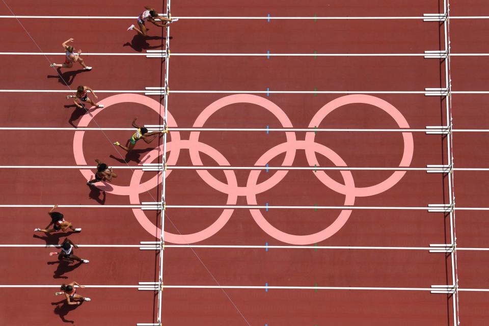 <p>Puerto Rico's Jasmine Puerto Rico's Jasmine Camacho-Quinn (top) wins the men's 800m heats during the Tokyo 2020 Olympic Games at the Olympic Stadium in Tokyo on July 31, 2021. (Photo by Antonin THUILLIER / AFP)</p> 