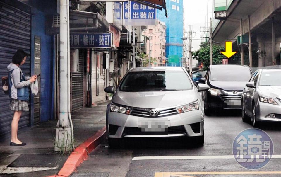 5月3日07:47 接送上班：男科長每天早上幾乎都會開著休旅車，到女幕僚家巷口接她上班。