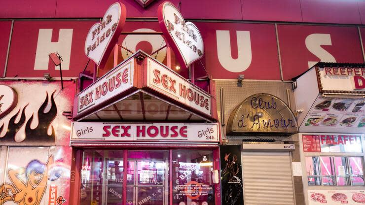 Menschenleer und nahezu unbeleuchtet ist der Eingang zu einem Bordell an der Hamburger Reeperbahn. Prostitution bleibt erst mal verboten. Foto: dpa