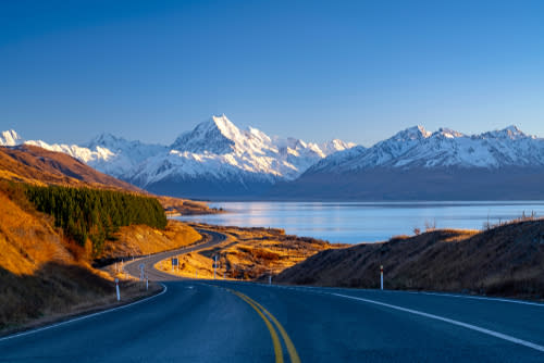 ▲沿着湖畔一路賞景，前往庫克山國家公園。（圖/ shutterstock）