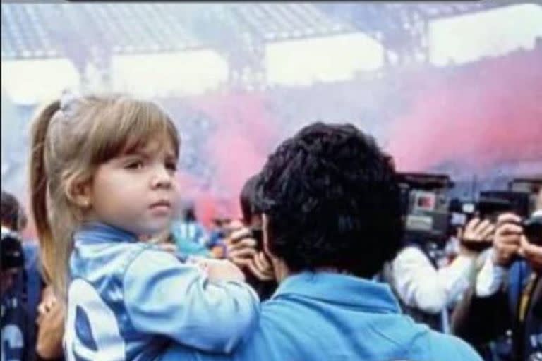 Dalma Maradona recordó a su papá con una imagen del 10 en el Napoli, en la década de los '80