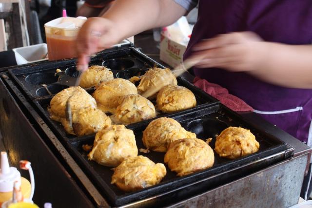 Takoyaki, comida tradicional japonesa, se distingue por tu forma