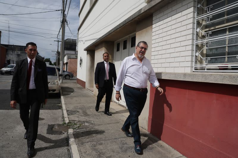 El presidente electo de Guatemala, Bernardo Arévalo, llega a su casa en Ciudad de Guatemala