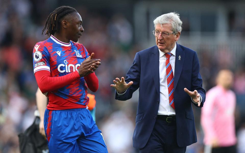 Eberechi Eze con el ex entrenador de Inglaterra Roy Hodgson - Reuters/Hannah McKay