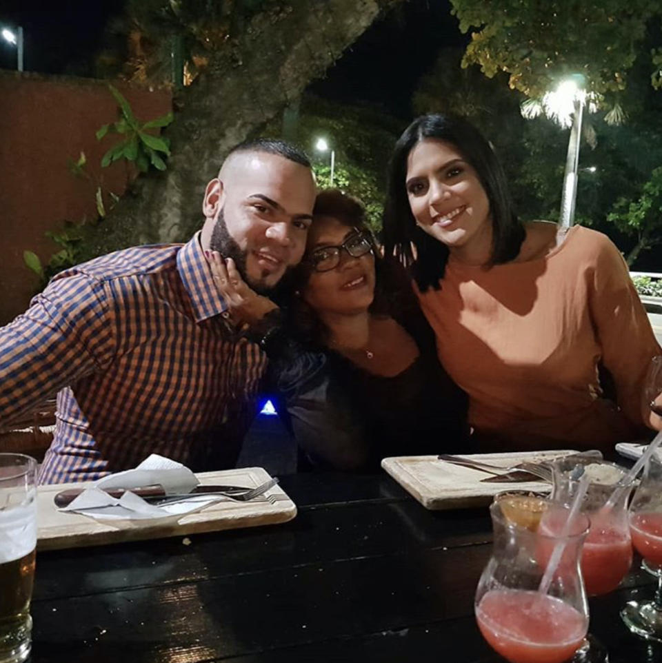 <p>"Mi bella madre, mi hermana hermosa y yo. Qué hermosa familia, gracias Dios por tan grande privilegio", fueron las palabras con las que Ambioris acompañó esta instantánea que publicó en 2018 en Instagram. </p>