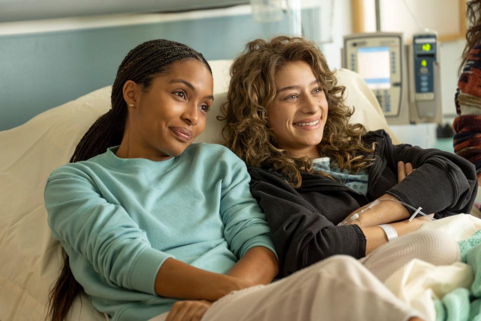 Yara Shahidi, left, as Jane (based on Nashville's Audrey Shulman), and Odessa A'zion as Corinne (based on Shulman's friend, Chrissy Osmulski) in 2023 Amazon Prime movie "Sitting in Bars with Cake"