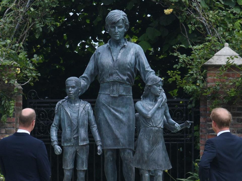 Prinz William (li.) und Prinz Harry vor der Diana-Statue. (Bild: Getty Images/DOMINIC LIPINSKI / POOL/AFP)