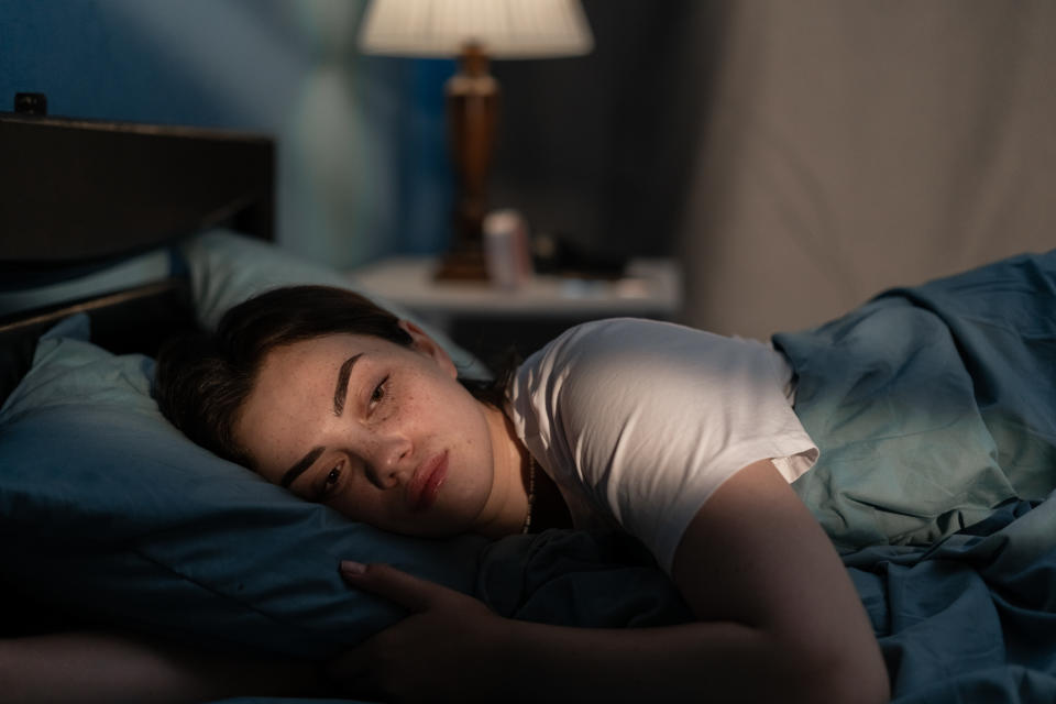 Viele Menschen leiden unter Schlafproblemen und liegen zum Beispiel lange wach. Welches natürliche Hilfsmittel hilft da besser: Melatonin oder Magnesium? (Symbolbild: Getty Images)