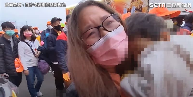 母親抱腦萎縮童，懇請媽祖賜福。（圖／翻攝自白沙屯媽祖網路電視台）