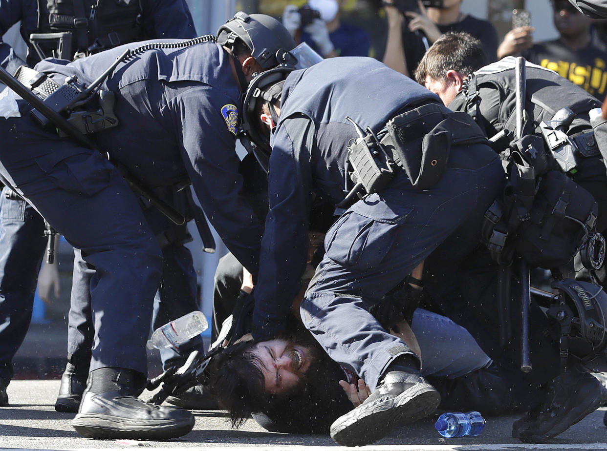 Agentes de la policía de San José reducen a un hombre antes de detenerlo durante una protesta por la muerte de George Floyd, un afroestadounidense que murió tras ser arrestado en Minneapolis, el 29 de mayo de 2020, en San José, California. (AP Foto/Ben Margot)