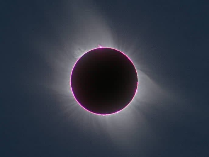 Bei einer totalen Sonnenfinsternis verdeckt der Mond die Sonne vollständig und wirft die Beobachter in totale Dunkelheit. - Copyright: Miloslav Druckmüller/NASA