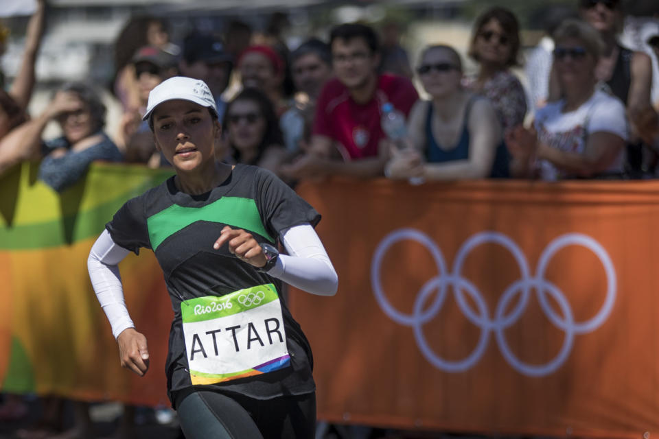 Sarah Attar rounds the women's marathon loop at Batafogo Beach in Rio. (Photo: Getty Images)