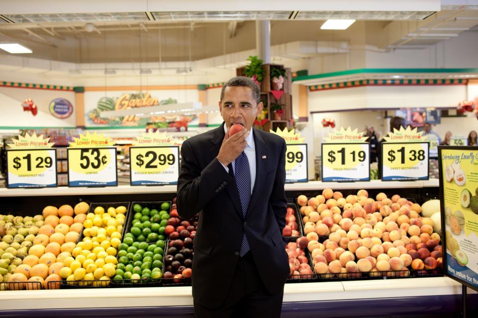 <p>9. Juli 2009: Nach einer Bürgerversammlung in Bristol, Virginia, die in einem Supermarkt abgehalten wurde, genießt Präsident Obama eine Nektarine. </p>